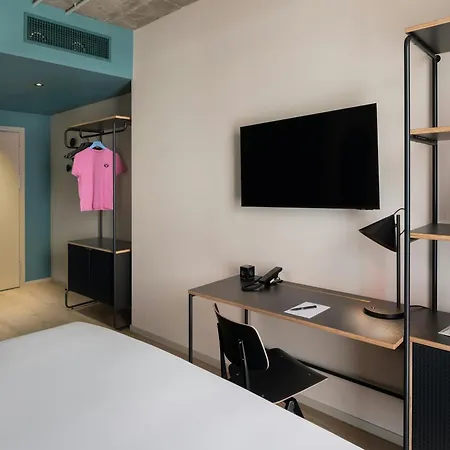 The Social Hub 4*